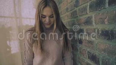 年轻女子在慢镜头中沿着砖墙行走的肖像